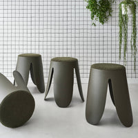 Set di 4 sgabelli impilabili in materiale bouclé, kaki