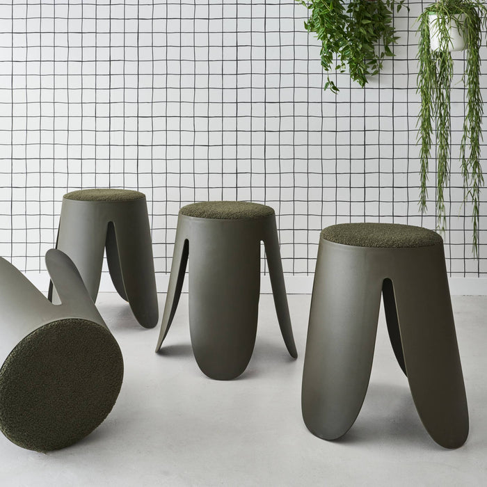 Set di 4 sgabelli impilabili in materiale bouclé, kaki