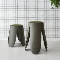 Set di 4 sgabelli impilabili in materiale bouclé, kaki