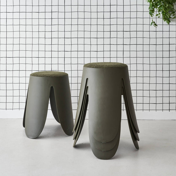 Set di 4 sgabelli impilabili in materiale bouclé, kaki