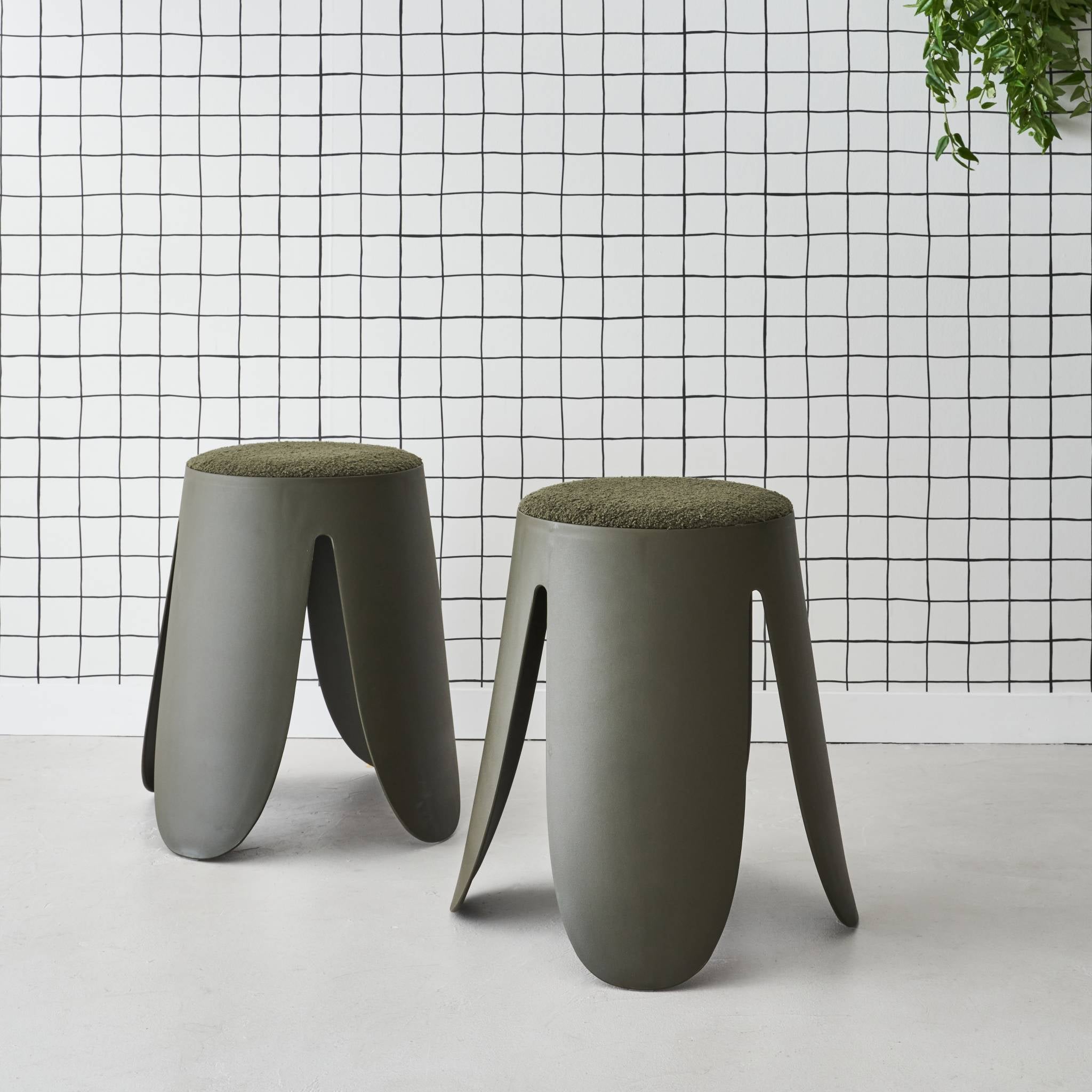 Set di 2 sgabelli impilabili in materiale bouclé, kaki