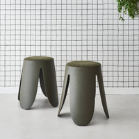 Set di 2 sgabelli impilabili in materiale bouclé, kaki