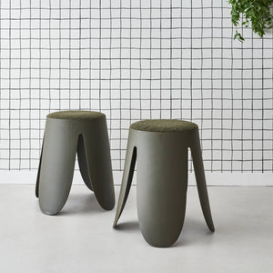 Set di 2 sgabelli impilabili in materiale bouclé, kaki