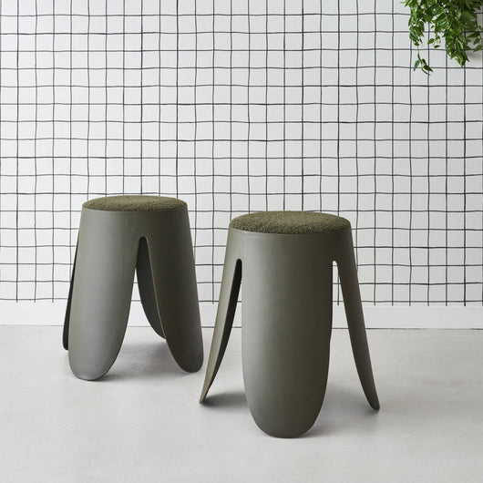 Set di 2 sgabelli impilabili in materiale bouclé, kaki