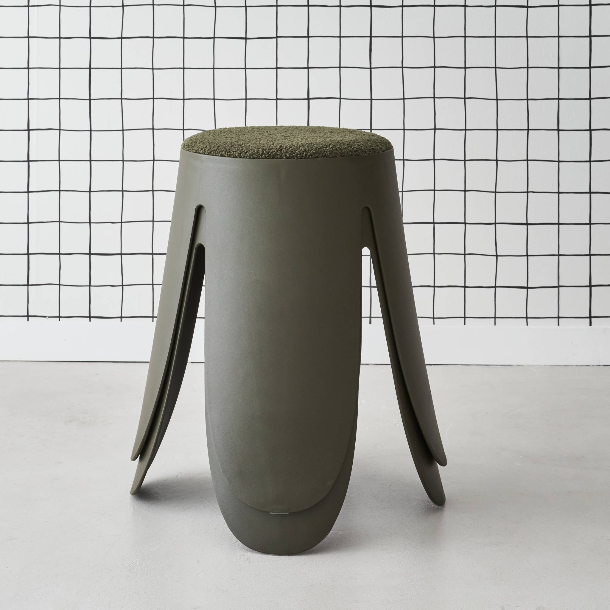 Set di 2 sgabelli impilabili in materiale bouclé, kaki