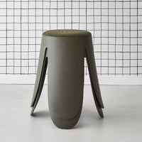 Set di 2 sgabelli impilabili in materiale bouclé, kaki