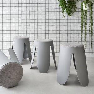 Set di 4 sgabelli impilabili in materiale bouclé, grigio chiaro