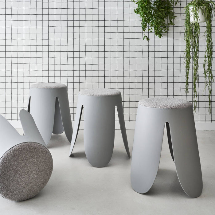 Set di 4 sgabelli impilabili in materiale bouclé, grigio chiaro