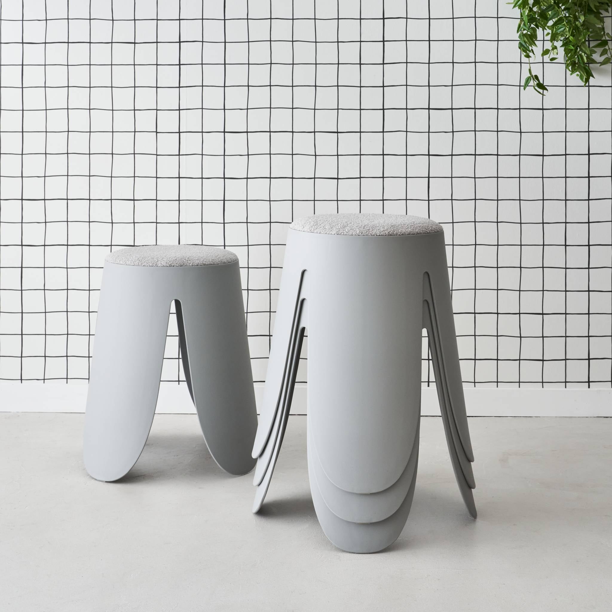 Set di 4 sgabelli impilabili in materiale bouclé, grigio chiaro