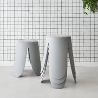 Set di 4 sgabelli impilabili in materiale bouclé, grigio chiaro