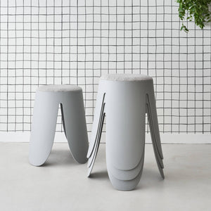 Set di 4 sgabelli impilabili in materiale bouclé, grigio chiaro