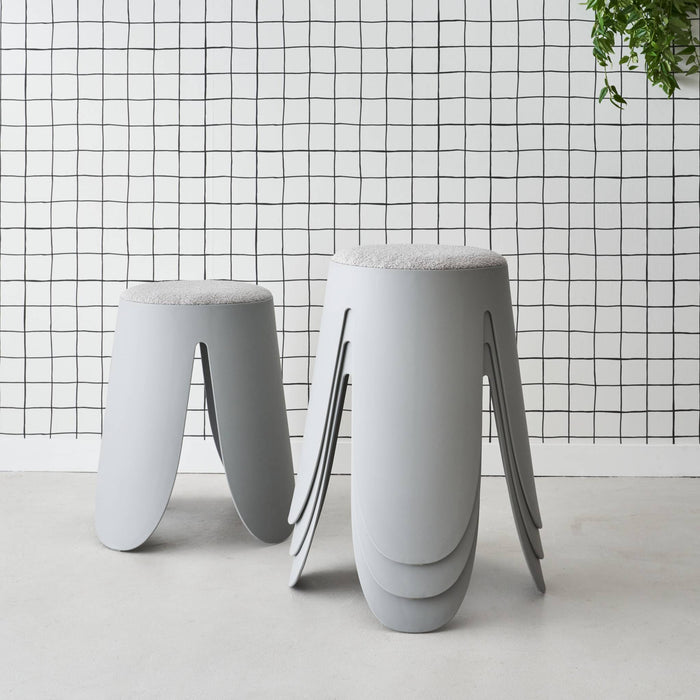 Set di 4 sgabelli impilabili in materiale bouclé, grigio chiaro