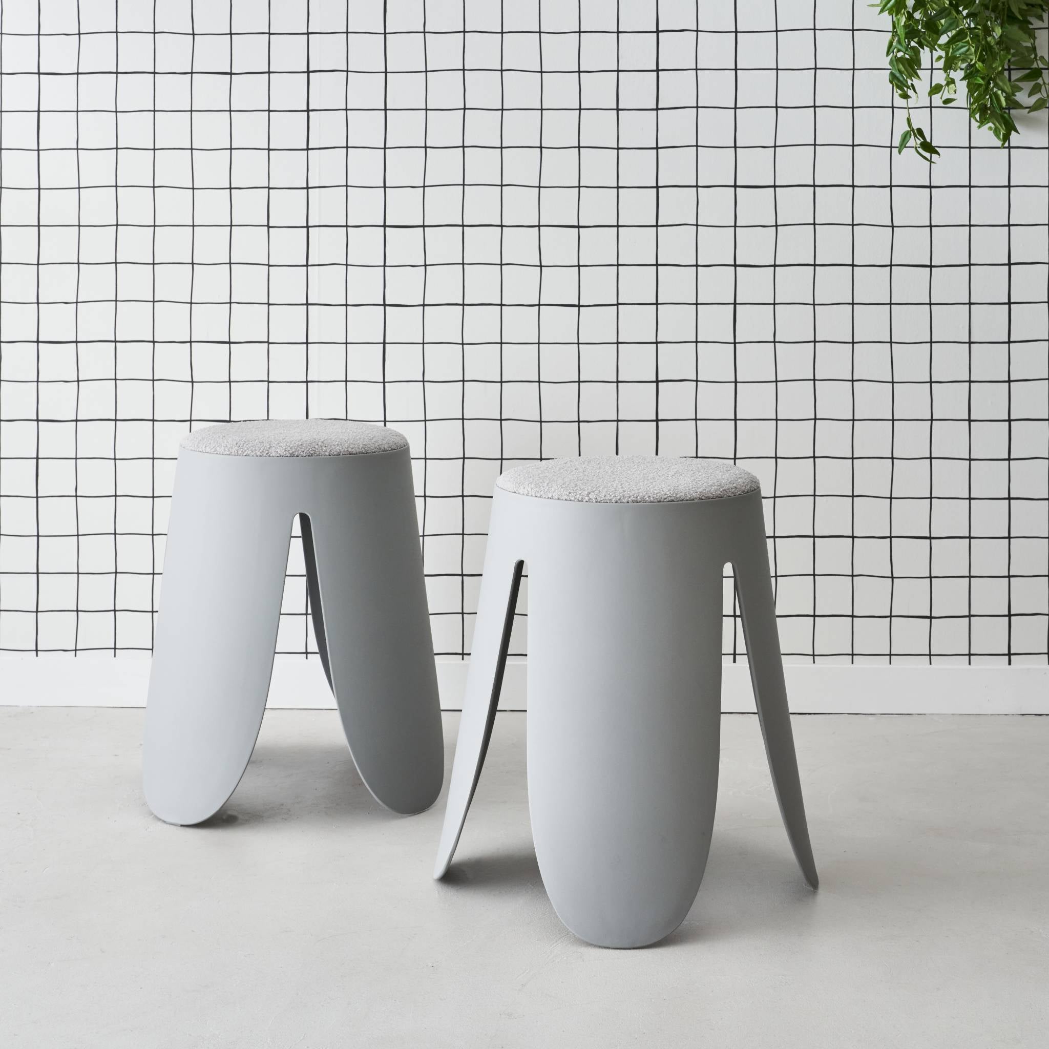 Set di 2 sgabelli impilabili in materiale bouclé, grigio chiaro