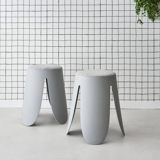 Set di 2 sgabelli impilabili in materiale bouclé, grigio chiaro