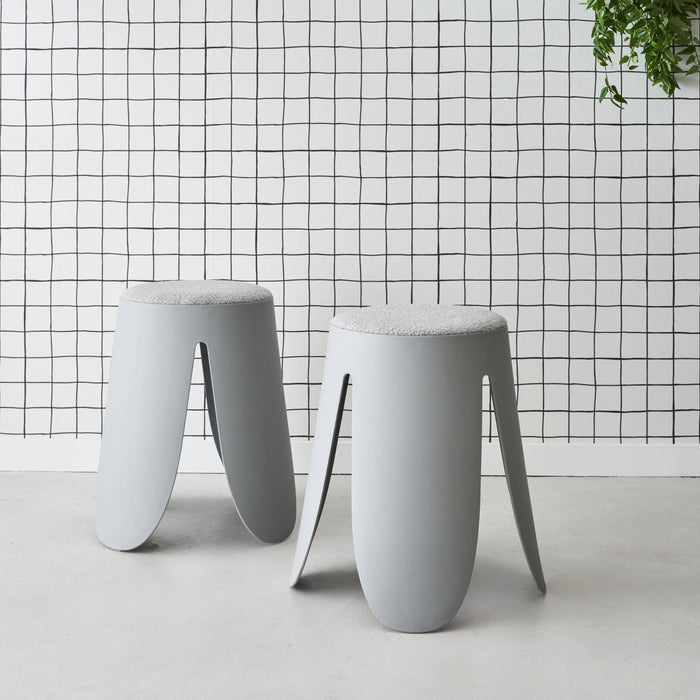 Set di 2 sgabelli impilabili in materiale bouclé, grigio chiaro