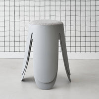 Set di 2 sgabelli impilabili in materiale bouclé, grigio chiaro