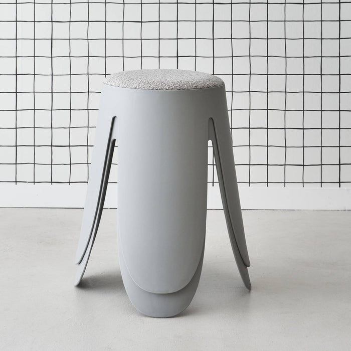 Set di 2 sgabelli impilabili in materiale bouclé, grigio chiaro