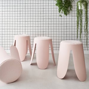 Set di 4 sgabelli impilabili in materiale bouclé, rosa pallido