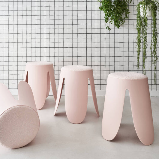 Set di 4 sgabelli impilabili in materiale bouclé, rosa pallido