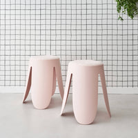 Set di 2 sgabelli impilabili in materiale bouclé, rosa