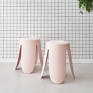 Set di 2 sgabelli impilabili in materiale bouclé, rosa