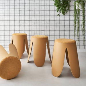 Set di 4 sgabelli impilabili in materiale bouclé, mostarda