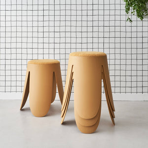 Set di 4 sgabelli impilabili in materiale bouclé, mostarda