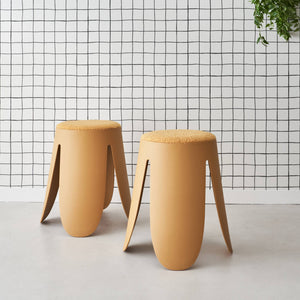 Set di 2 sgabelli impilabili in materiale bouclé, mostarda