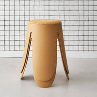 Set di 2 sgabelli impilabili in materiale bouclé, mostarda