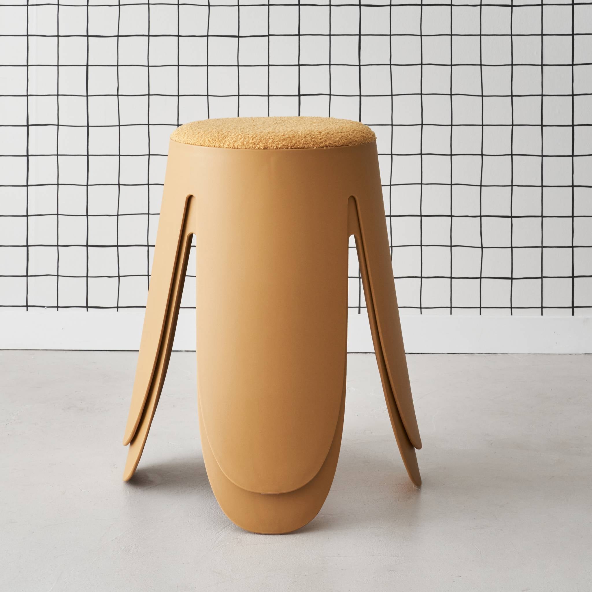 Set di 2 sgabelli impilabili in materiale bouclé, mostarda