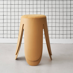 Set di 2 sgabelli impilabili in materiale bouclé, mostarda