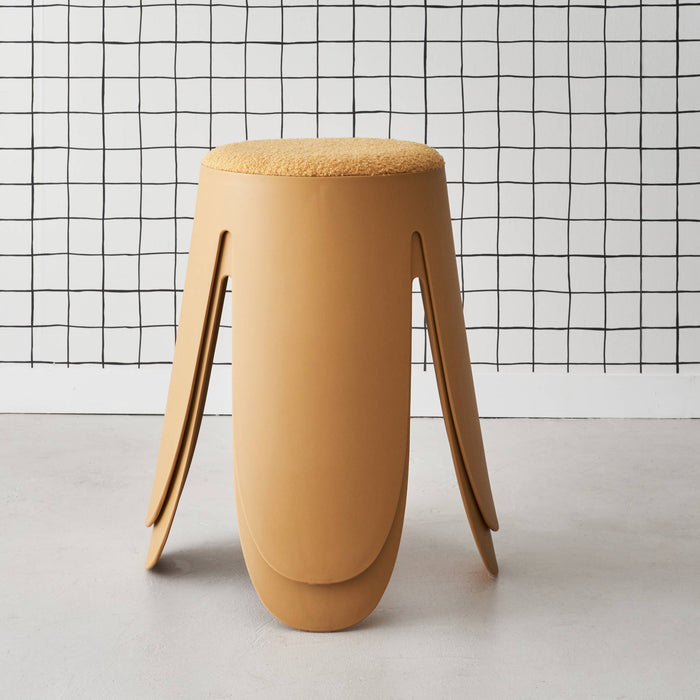 Set di 2 sgabelli impilabili in materiale bouclé, mostarda