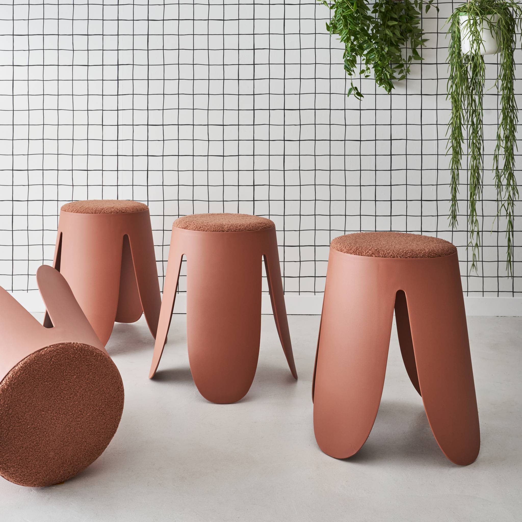 Set di 4 sgabelli impilabili in materiale bouclé, terracotta