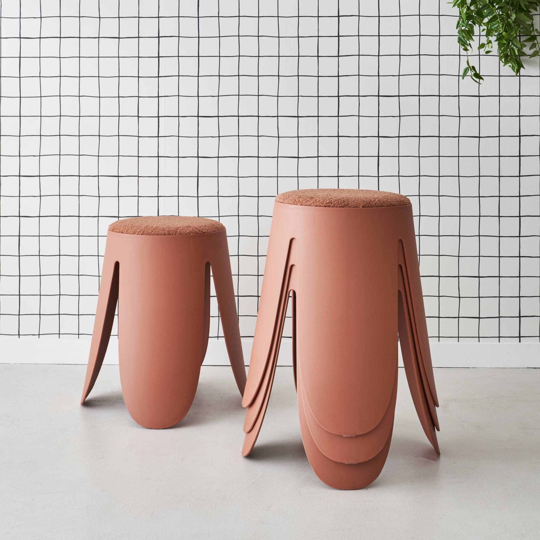 Set di 4 sgabelli impilabili in materiale bouclé, terracotta