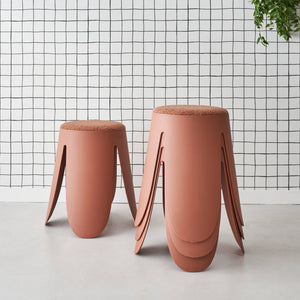 Set di 4 sgabelli impilabili in materiale bouclé, terracotta