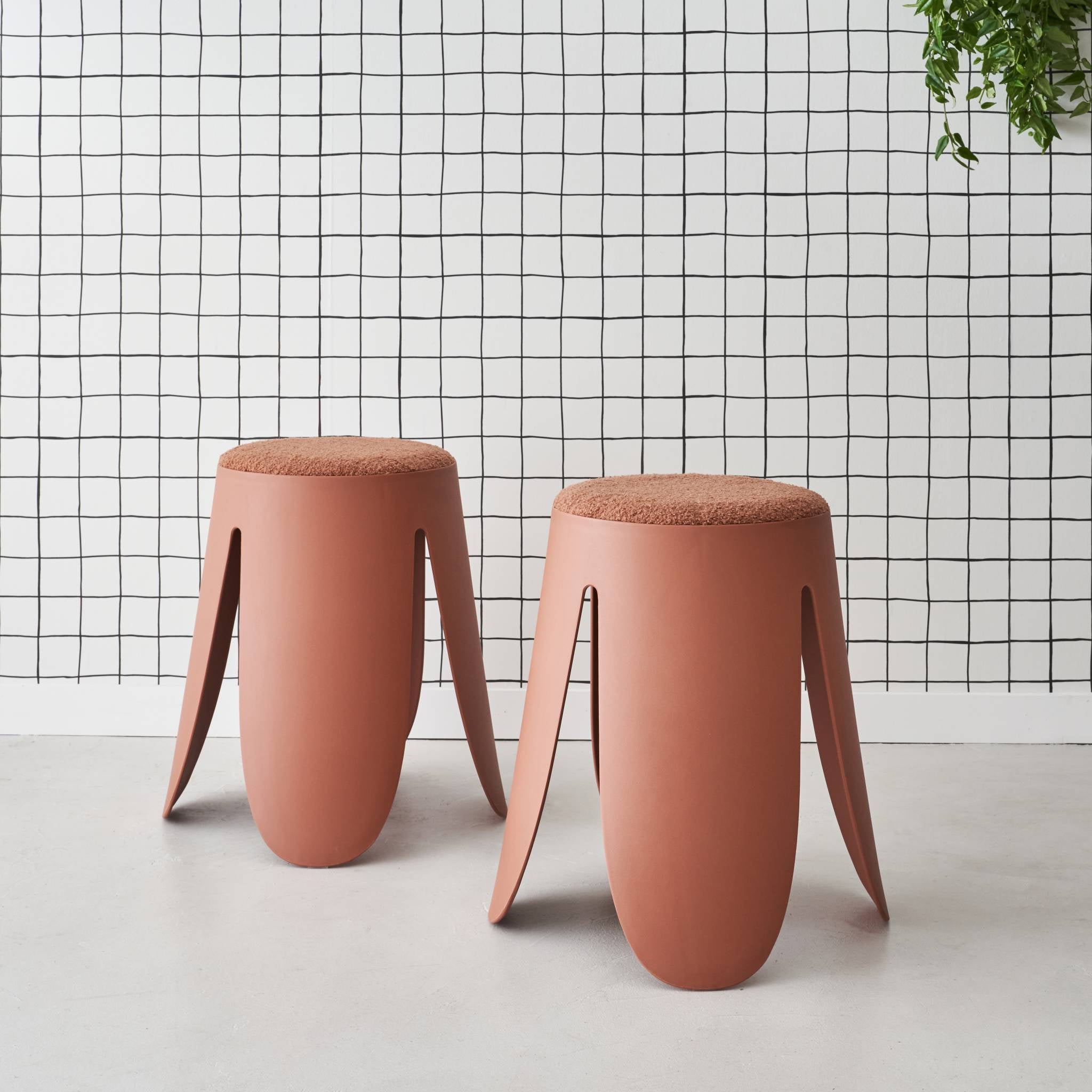 Set di 2 sgabelli impilabili in materiale bouclé, terracotta
