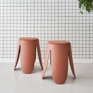 Set di 2 sgabelli impilabili in materiale bouclé, terracotta