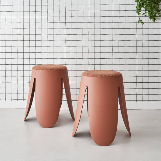 Set di 2 sgabelli impilabili in materiale bouclé, terracotta