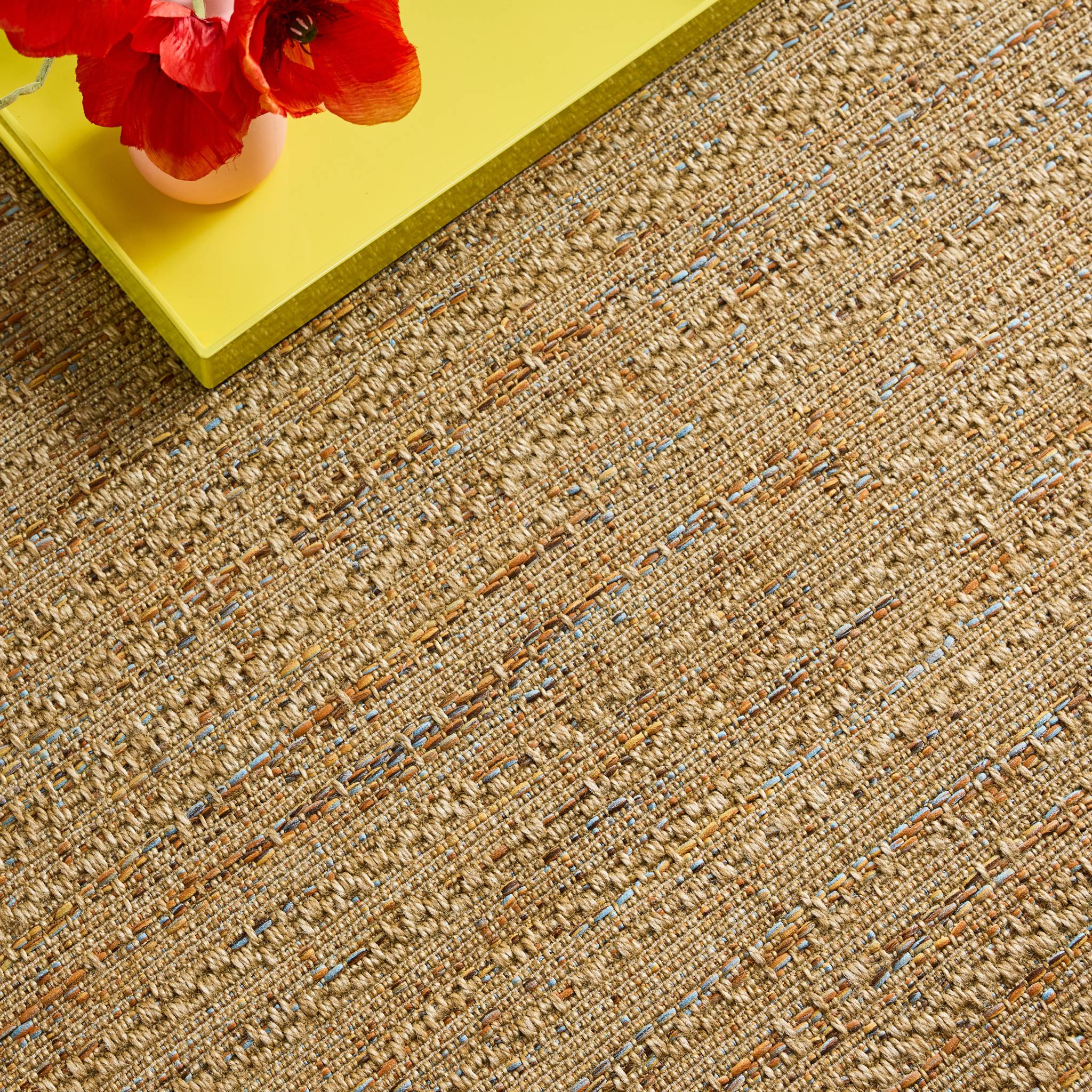 Moquette interna/esterna ad effetto juta chiaro con accenti colorati