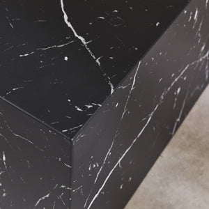 Set di 2 tavolini quadrati con effetto marmo, nero