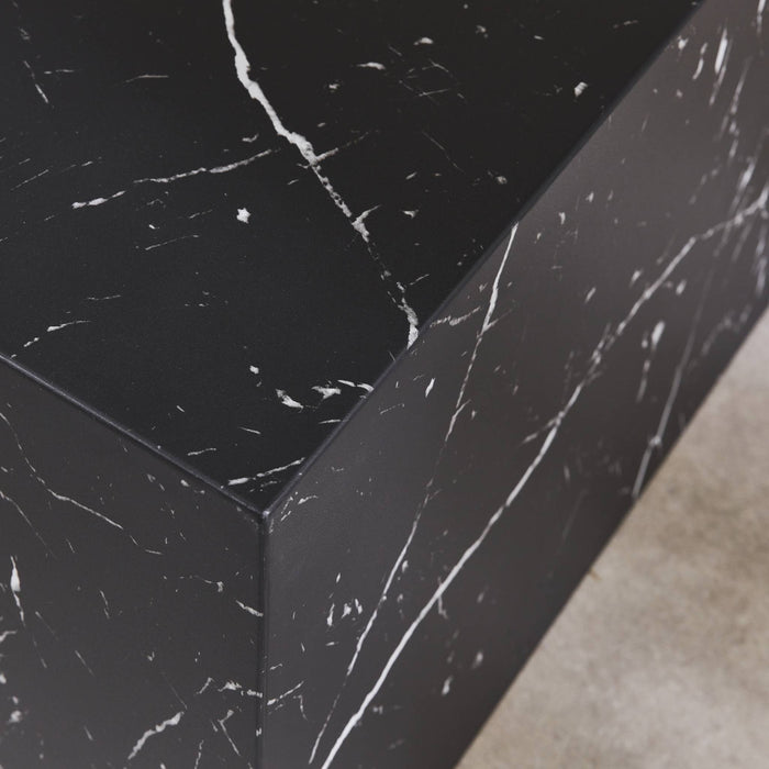 Set di 2 tavolini quadrati con effetto marmo, nero