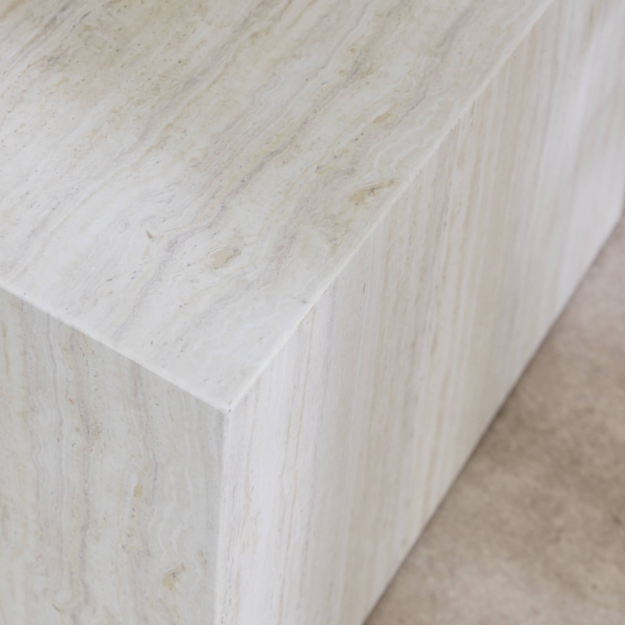 Set di 2 tavolini quadrati con effetto marmo, bianco