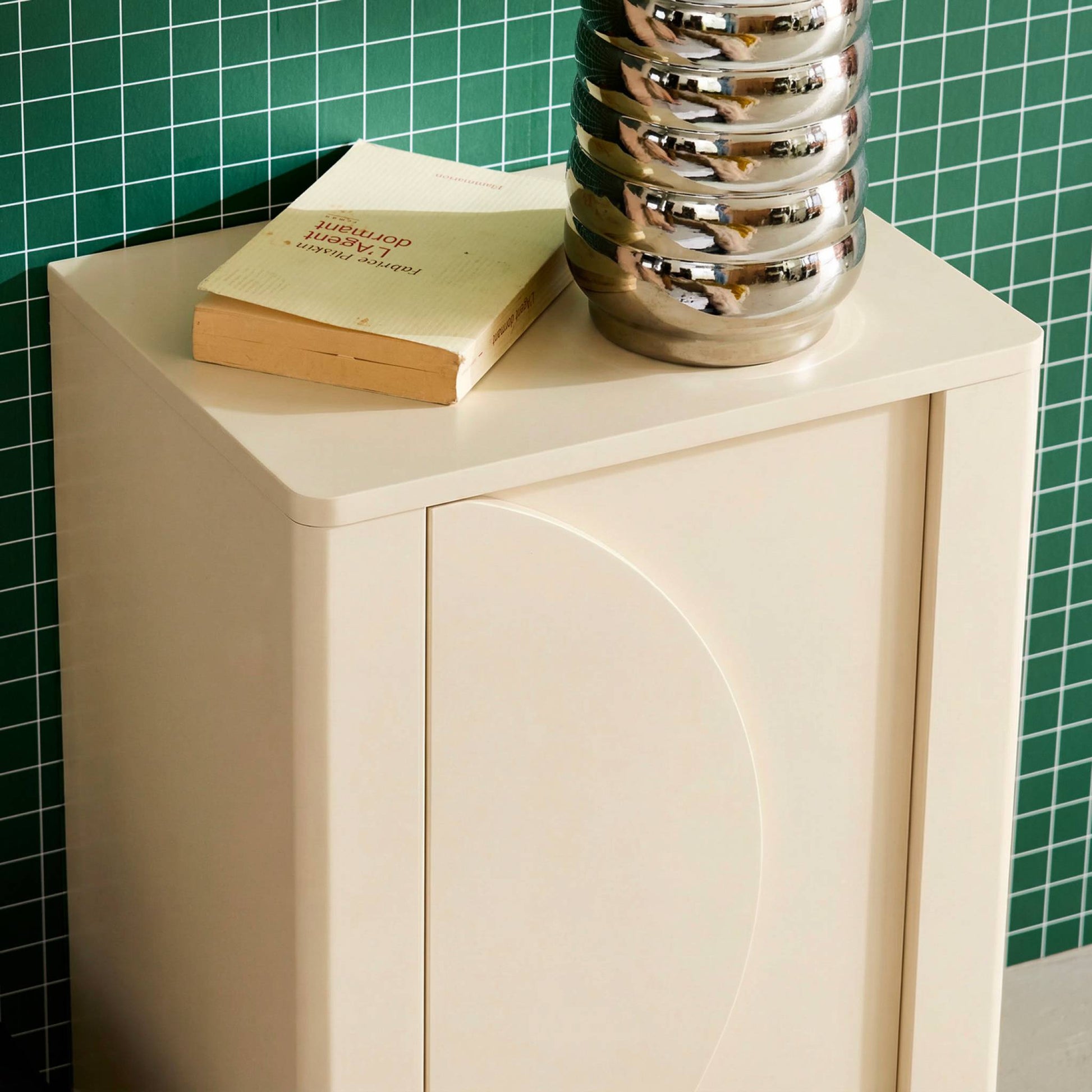 Set 2 comodini effetto legno di mango 1 anta reversibile, beige