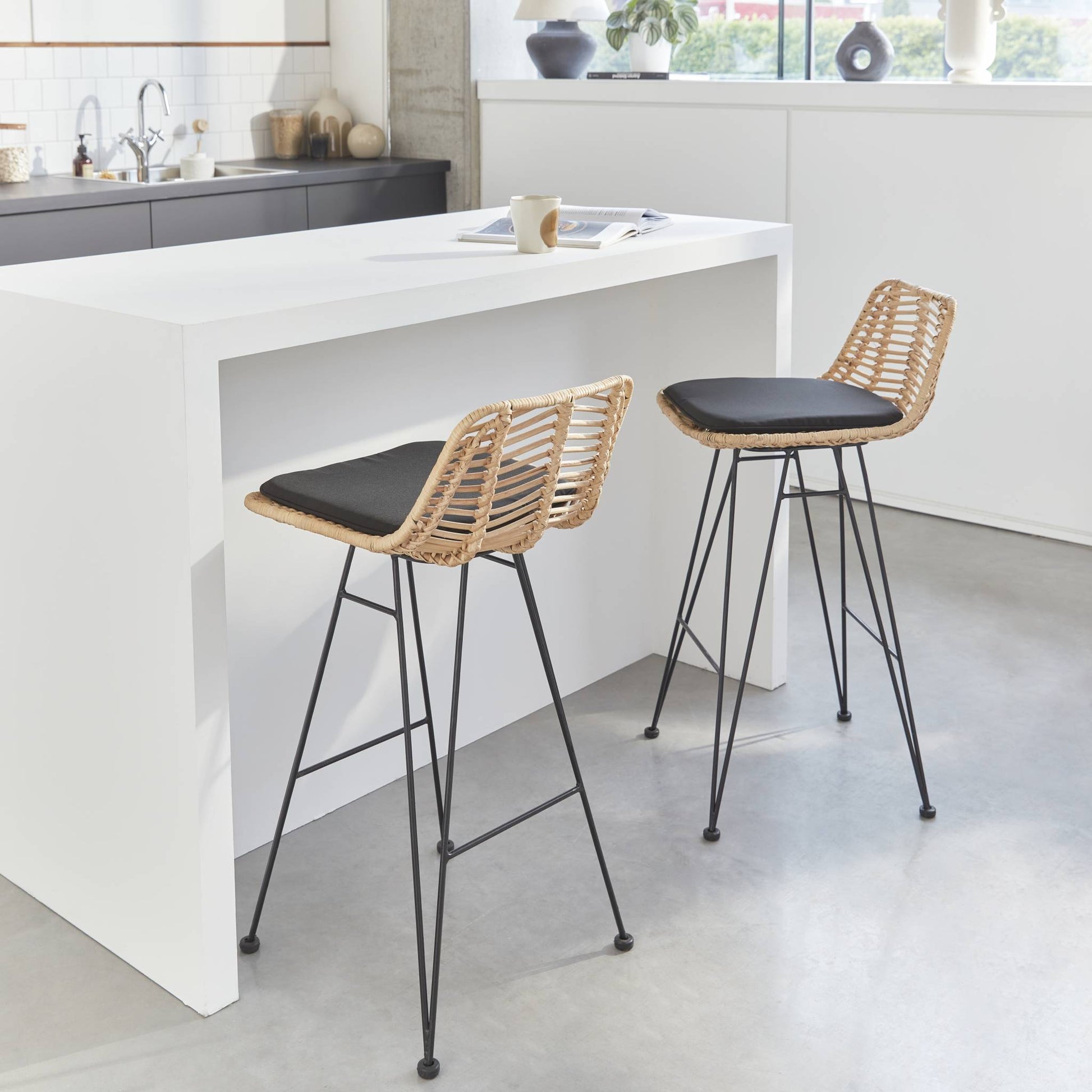 Set di 2 sgabelli da bar in metallo e rattan, 67cm, nero