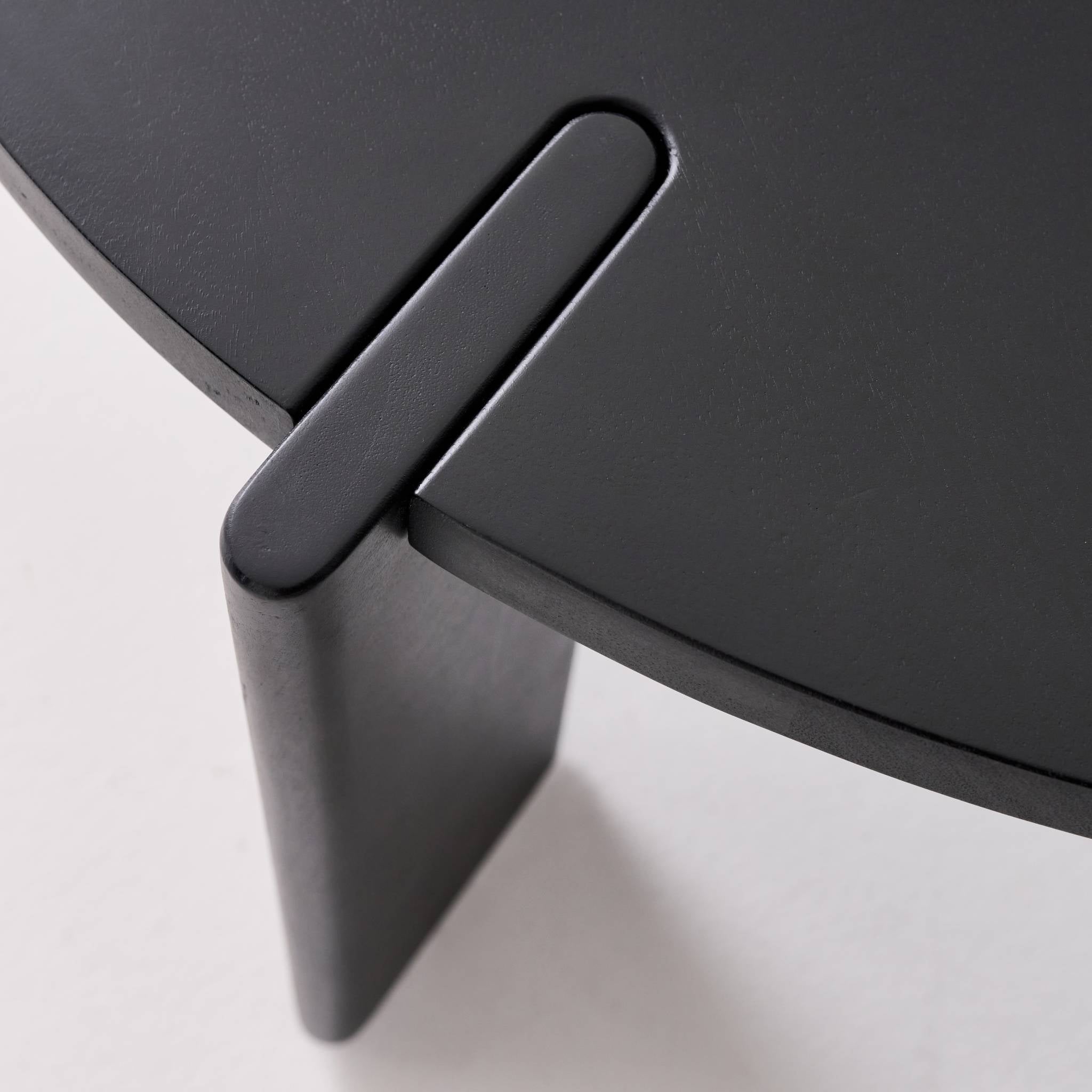 Tavolino da caffè esotico rotondo in legno massello, nero