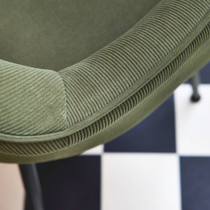 Set di 2 poltrone in velluto a coste con gambe in metallo nero opaco,