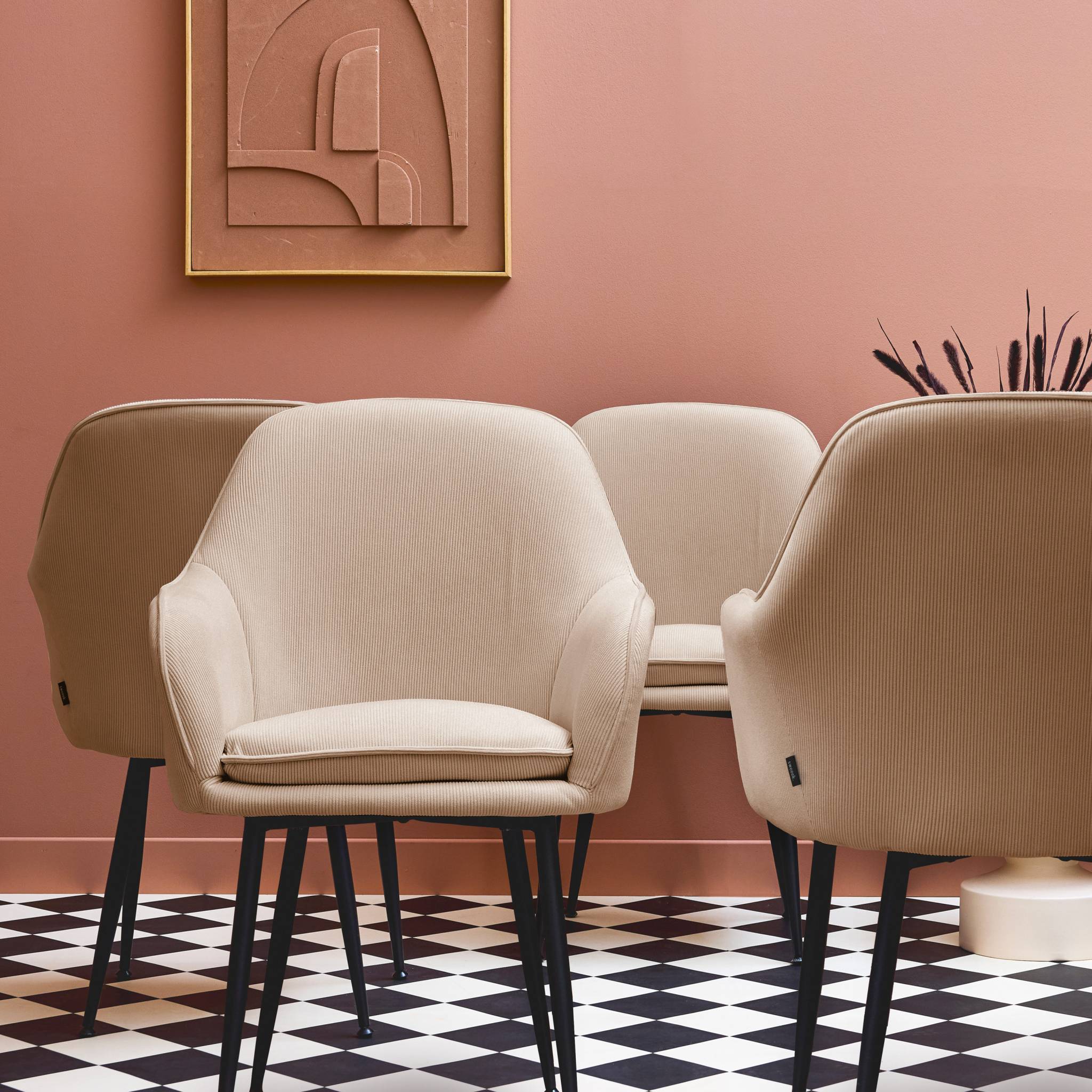 Set di 4 poltrone in velluto a coste con gambe in metallo nero opaco,