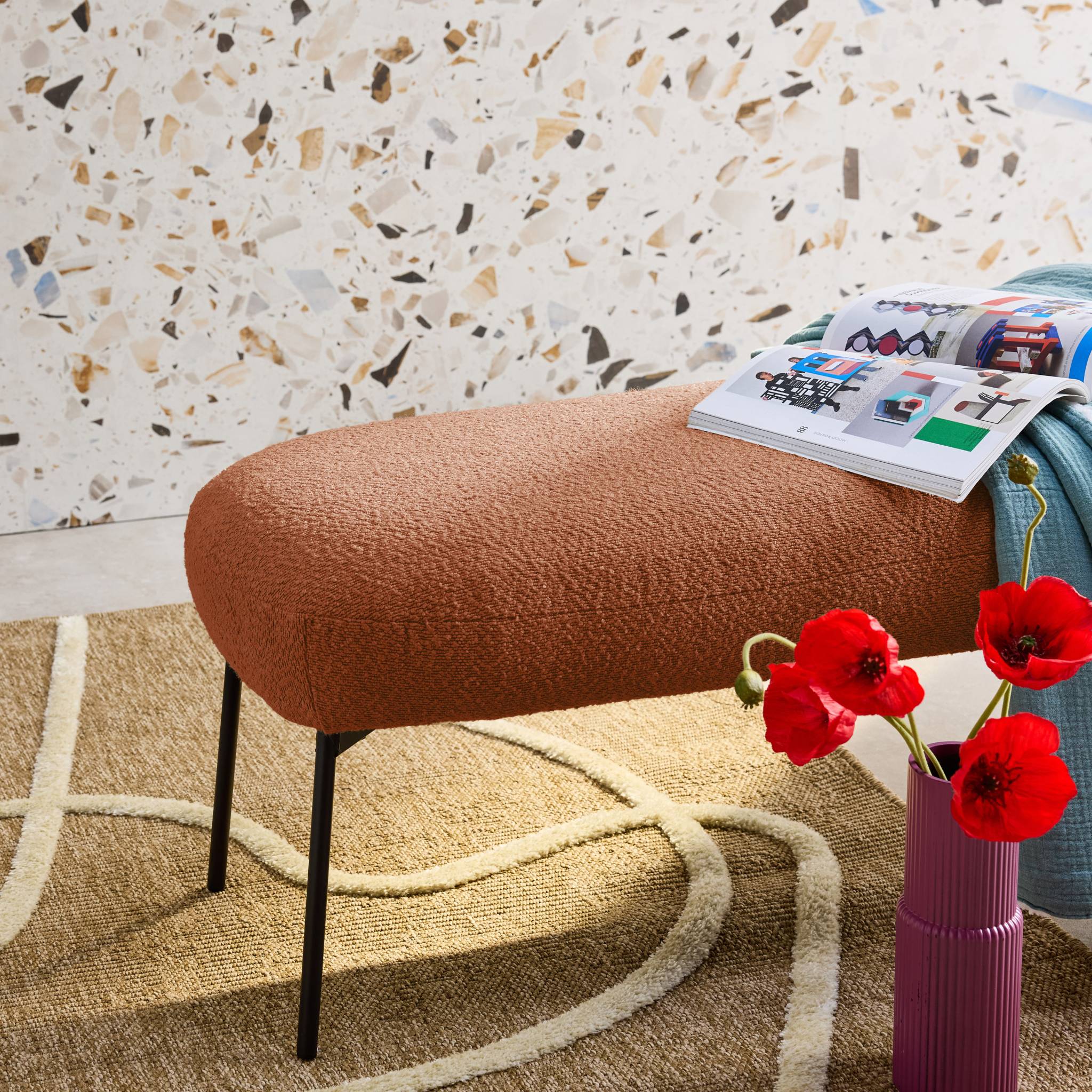 Panca tessuto bouclé e gambe in metallo, color ruggine