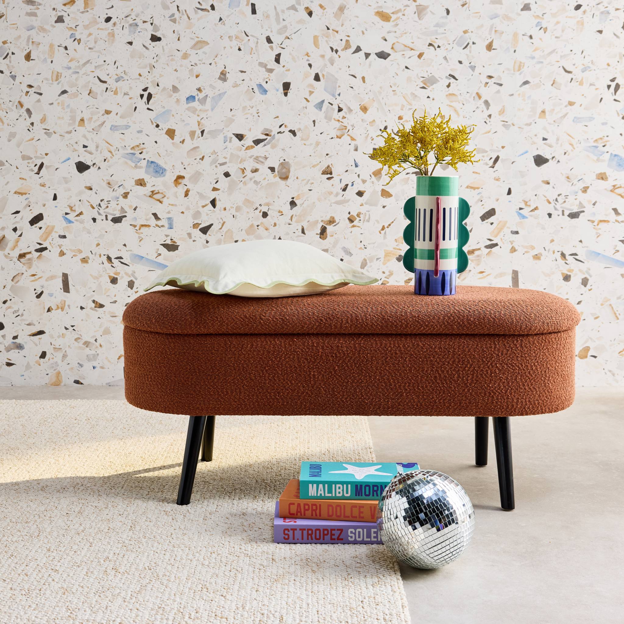 Cassapanca con rivestimento bouclé, color ruggine