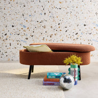 Cassapanca con rivestimento bouclé, color ruggine